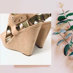 🎀SOLD🎀 CARLOS SANTANA Gold buckle Wedge Sandals